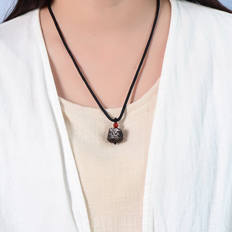 Collier unisexe en obsidienne argentée brillante avec protection du lion dansant