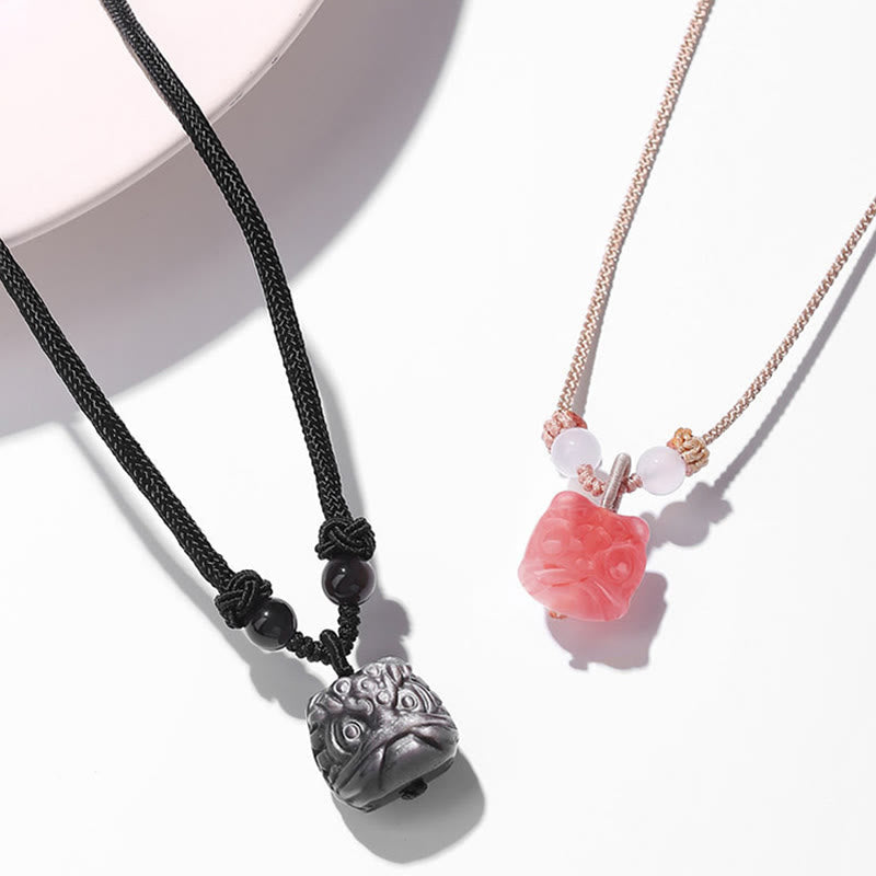 Collier pendentif de protection en agate rouge et obsidienne argentée