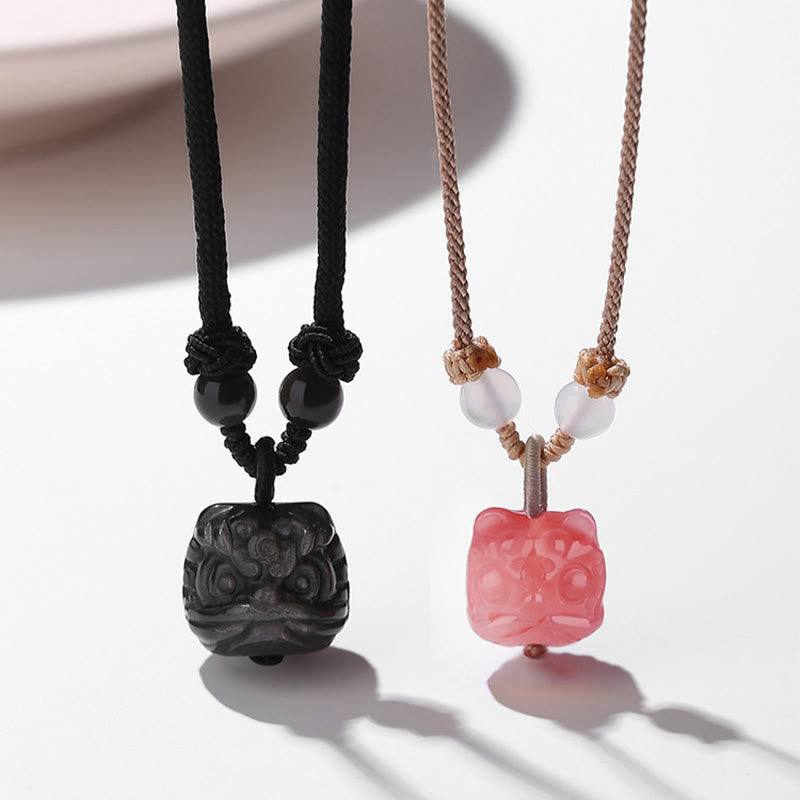 Collier pendentif de protection en agate rouge et obsidienne argentée