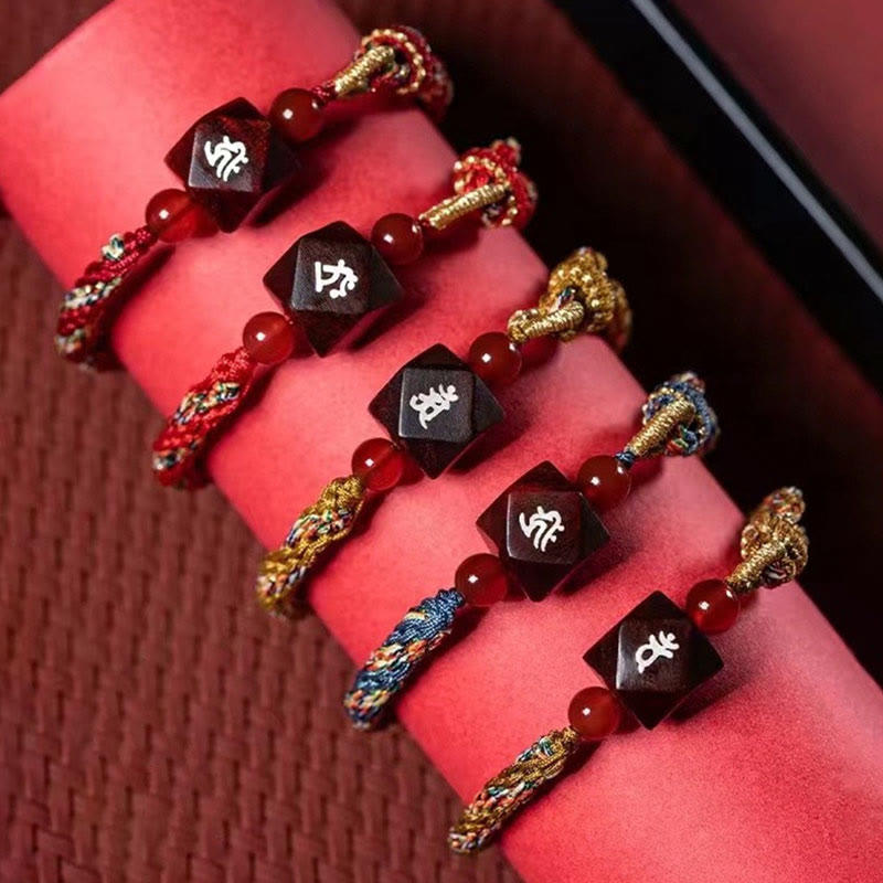 Bracelet de protection du zodiaque chinois en bois de santal rouge à petites feuilles