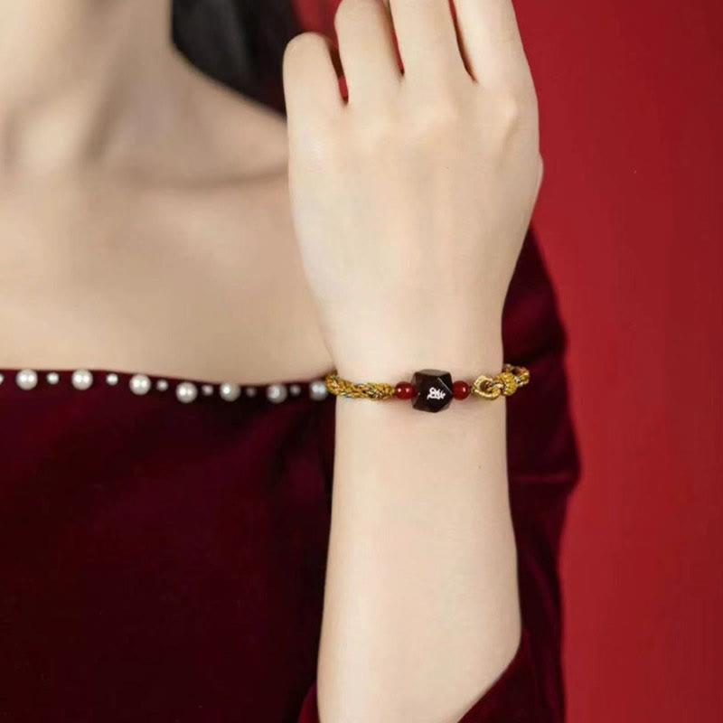 Bracelet de protection du zodiaque chinois en bois de santal rouge à petites feuilles