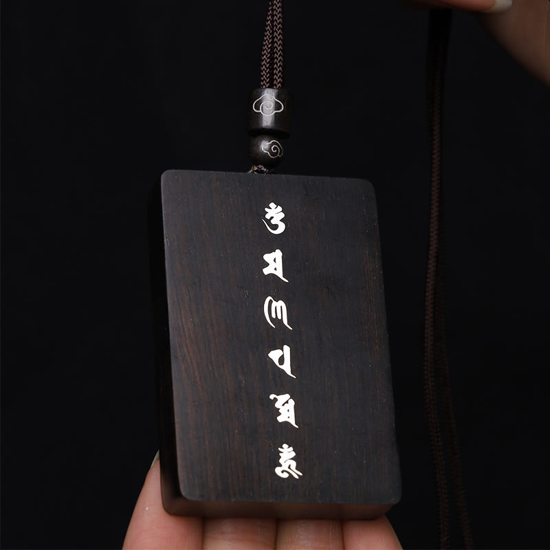 Collier Om Mani Padme Hum en bois de santal rouge à petites feuilles