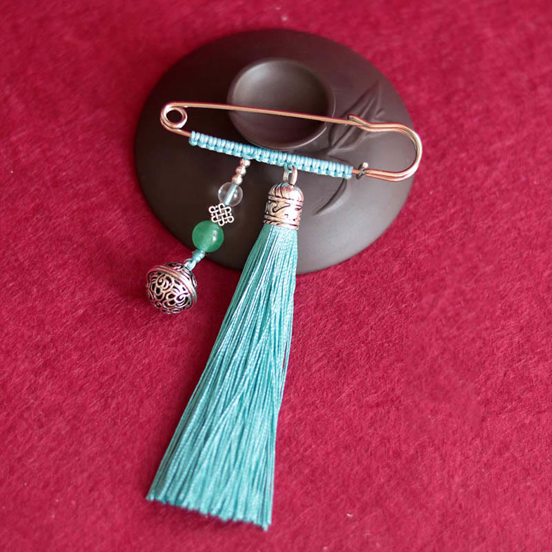 Broche à pompons rétro spirituelle pour la protection et la chance