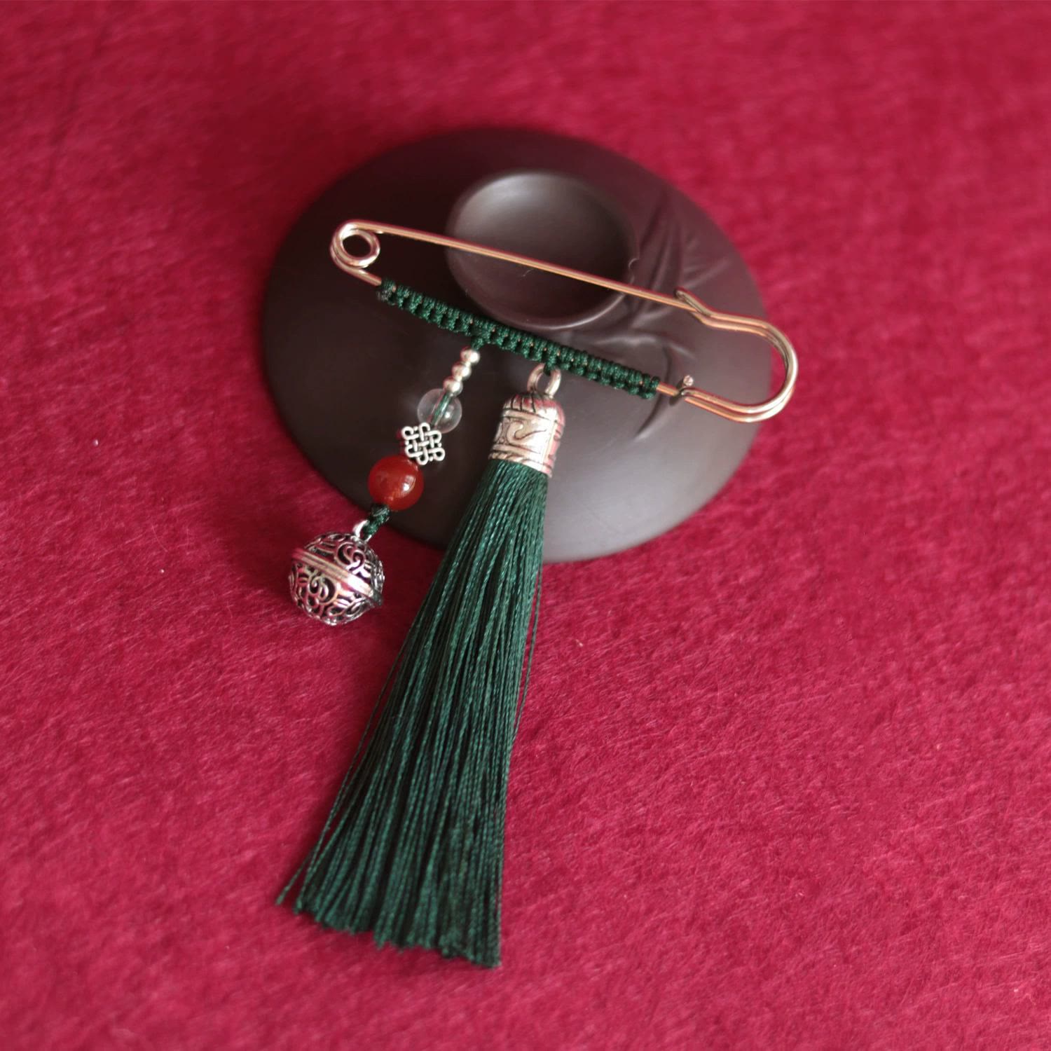 Broche à pompons rétro spirituelle pour la protection et la chance