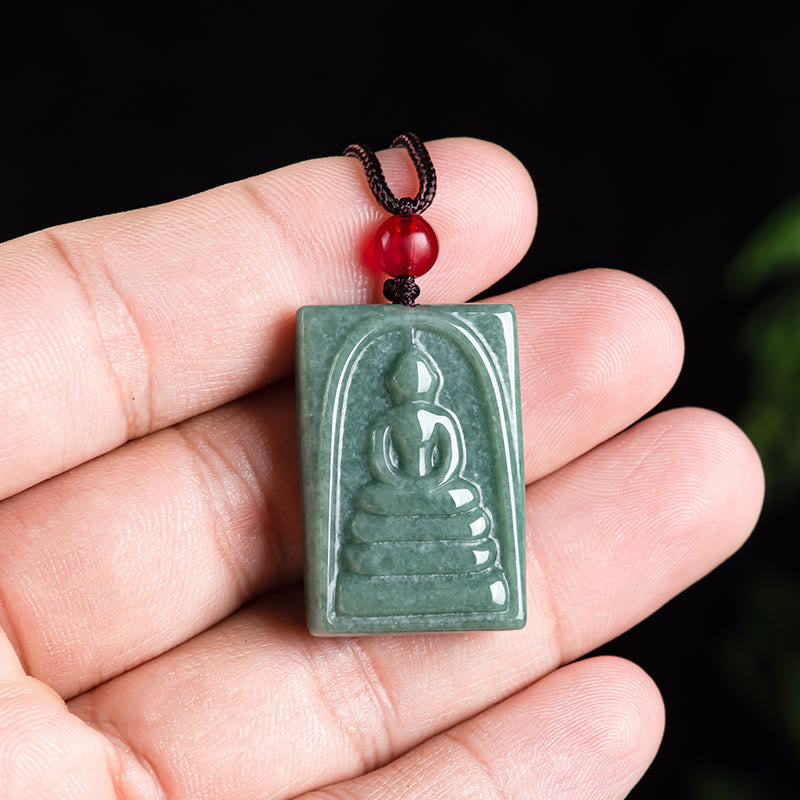 Collier Bouddha carré en jade pour la prospérité et l'équilibre spirituel