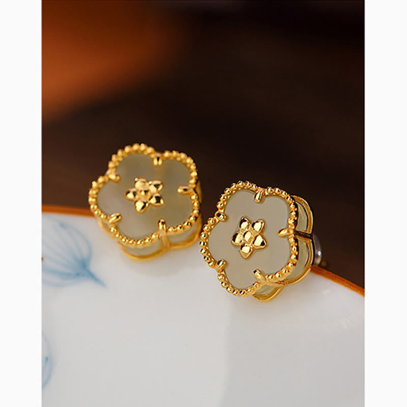 Boucles d'oreilles à tige en argent sterling et jade Hetian en forme de fleur de prunier