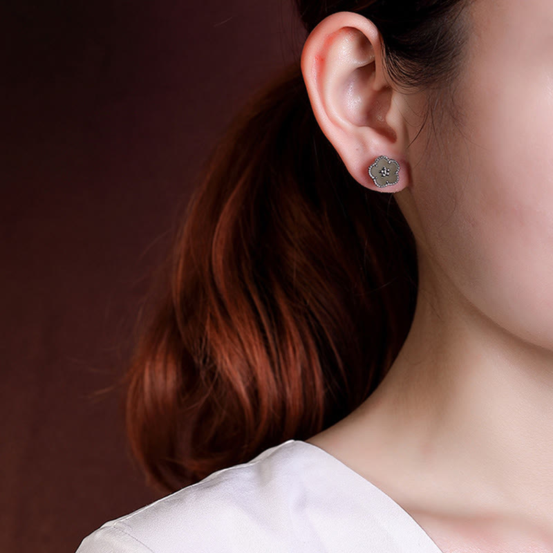 Boucles d'oreilles à tige en argent sterling et jade Hetian en forme de fleur de prunier