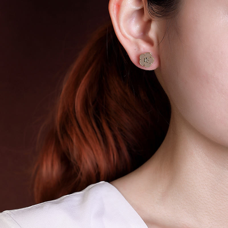 Boucles d'oreilles à tige en argent sterling et jade Hetian en forme de fleur de prunier