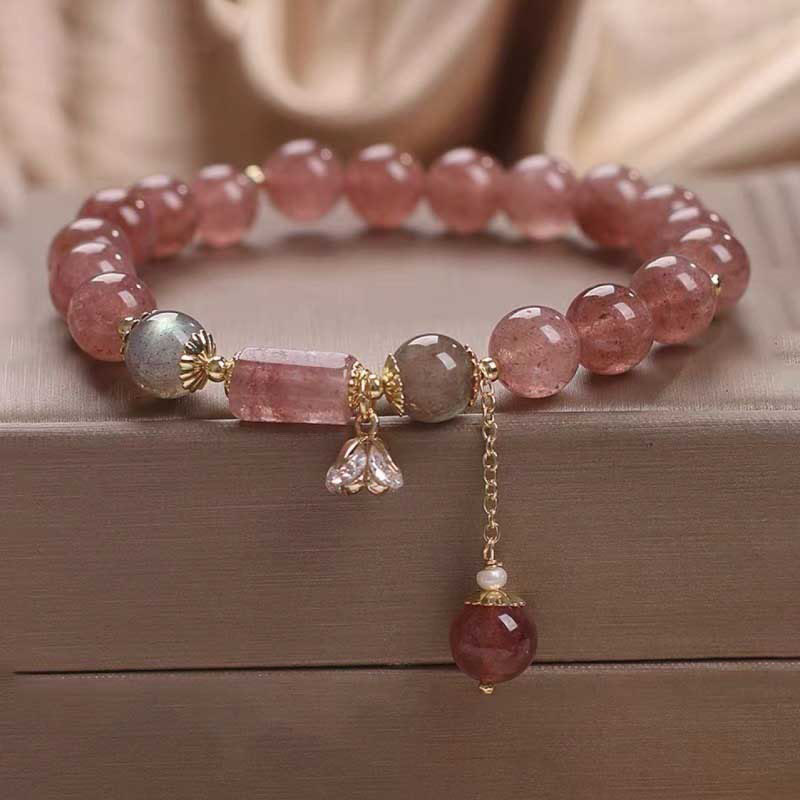 Bracelet à breloques en quartz fraise avec fleur en zircon pour l'amour