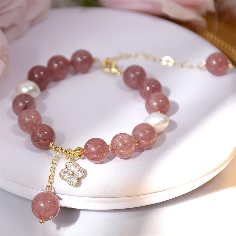 Bracelet Love en quartz fraise avec perle et breloque trèfle à quatre feuilles