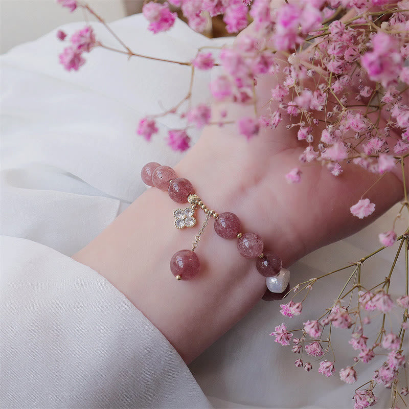 Bracelet Love en quartz fraise avec perle et breloque trèfle à quatre feuilles