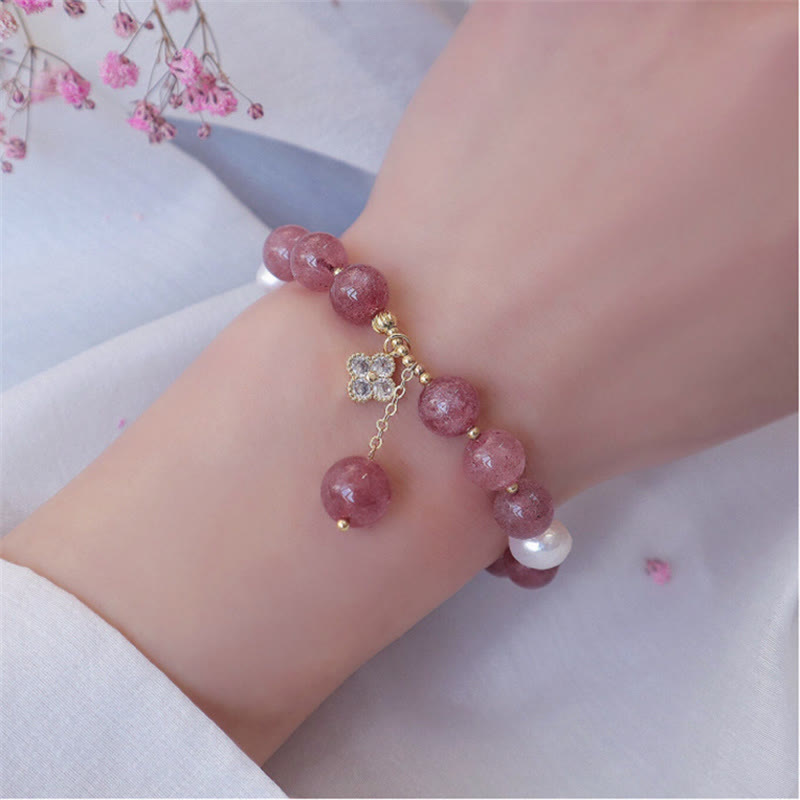 Bracelet Love en quartz fraise avec perle et breloque trèfle à quatre feuilles