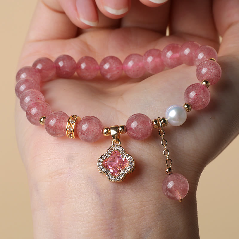 Bracelet d'amour en perles de quartz fraise et trèfle à quatre feuilles