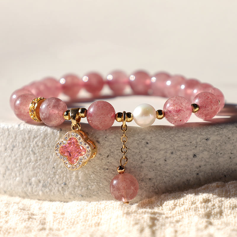 Bracelet d'amour en perles de quartz fraise et trèfle à quatre feuilles