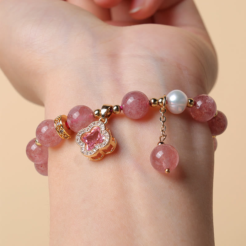 Bracelet d'amour en perles de quartz fraise et trèfle à quatre feuilles