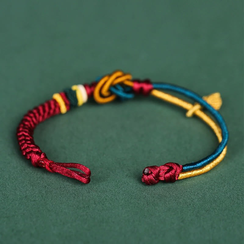 Bracelet tibétain en fil rouge avec nœud mandala et feuille porte-bonheur