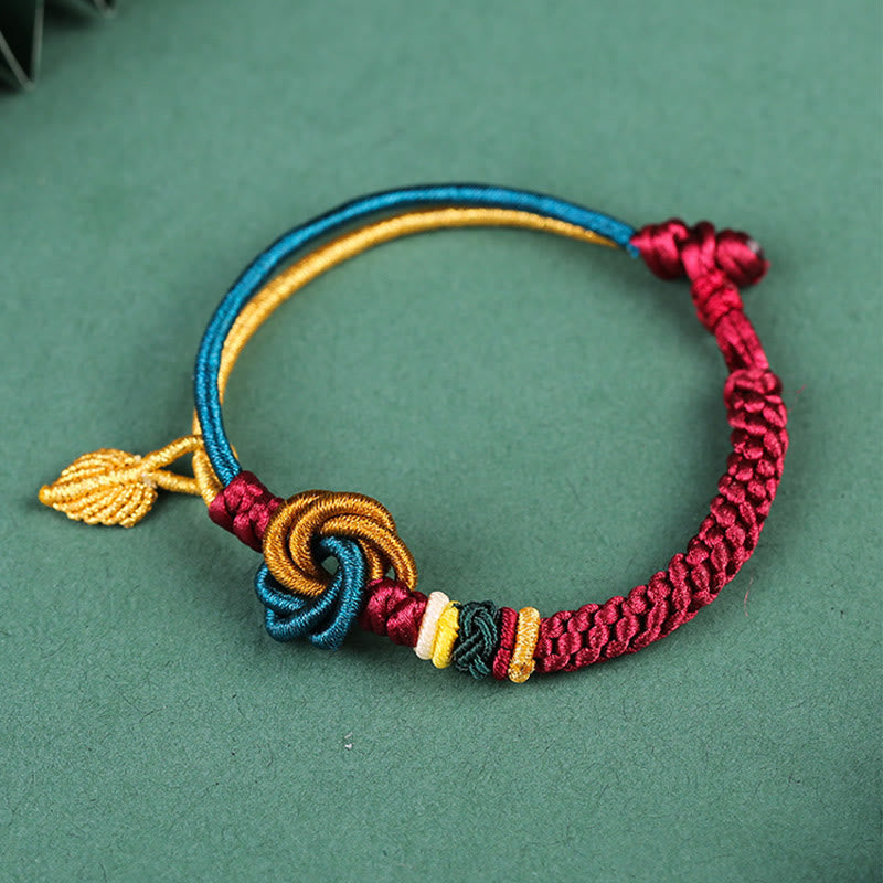 Bracelet tibétain en fil rouge avec nœud mandala et feuille porte-bonheur