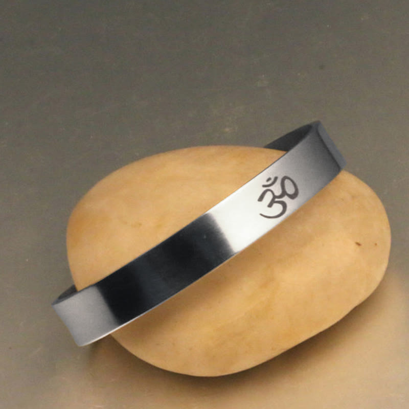 Bracelet manchette en acier titane avec symbole OM et pleine conscience