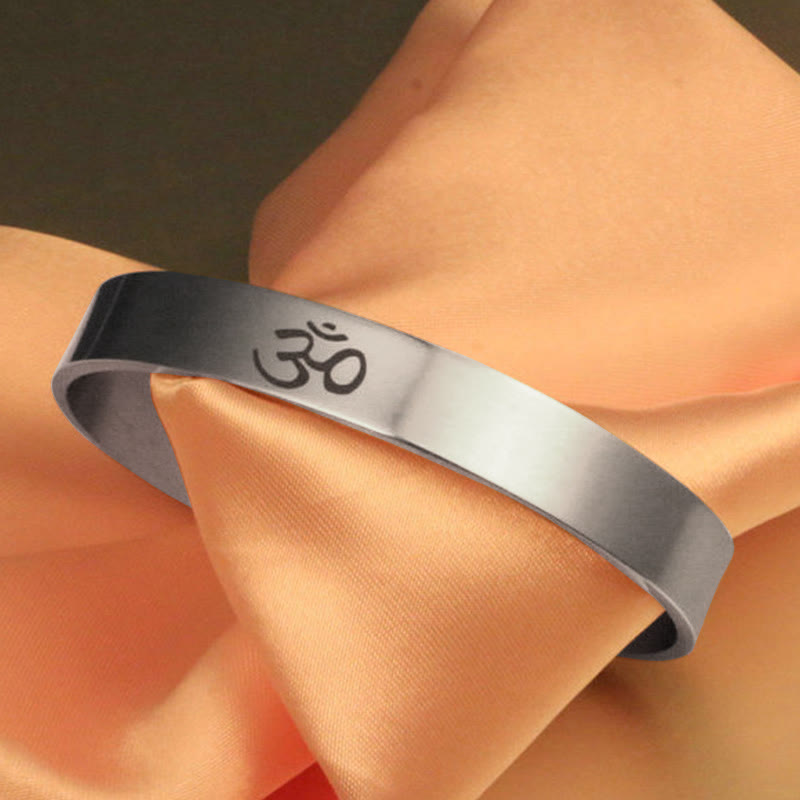 Bracelet manchette en acier titane avec symbole OM et pleine conscience