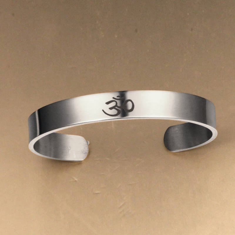 Bracelet manchette en acier titane avec symbole OM et pleine conscience