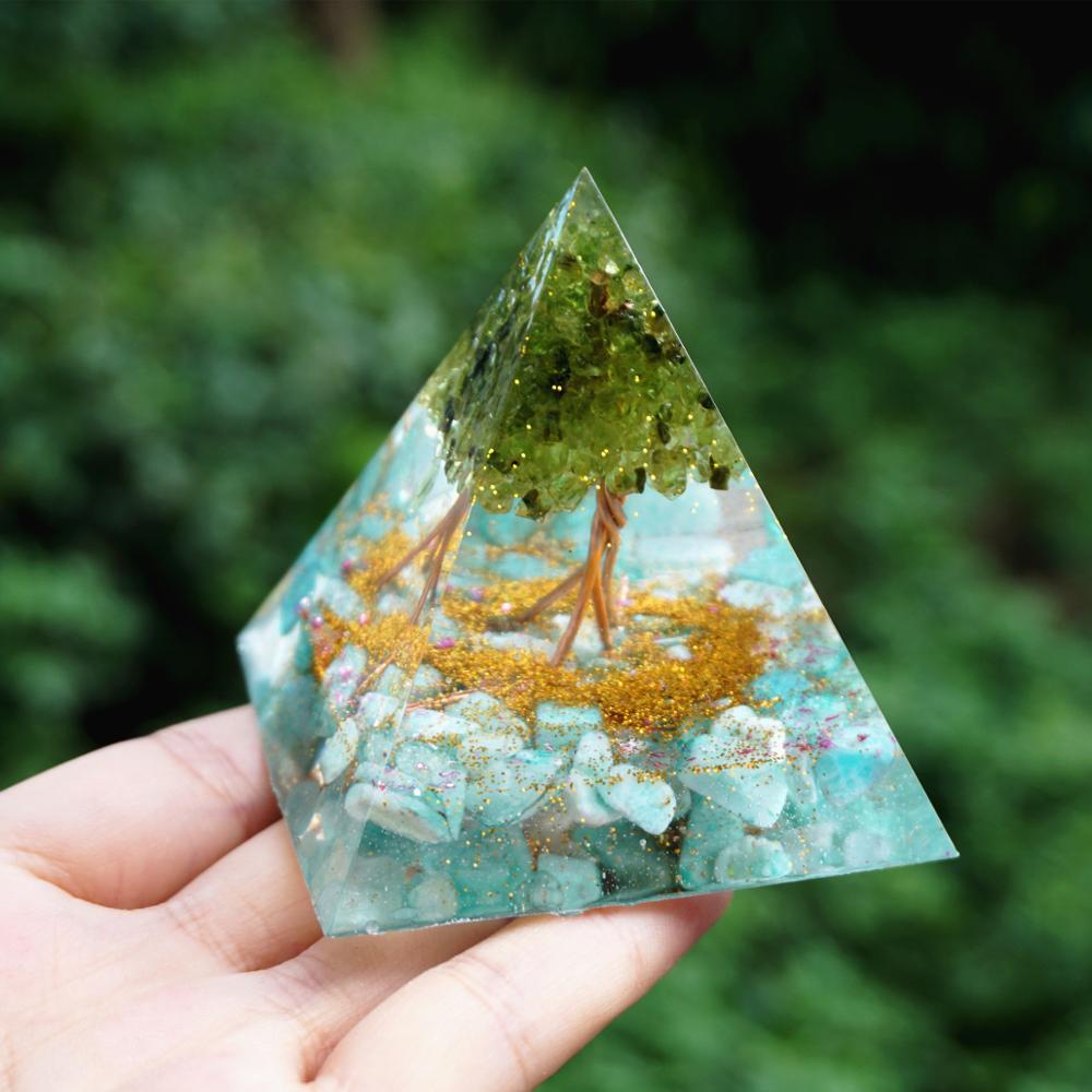 Pyramide en orgonite avec péridot et arbre de vie