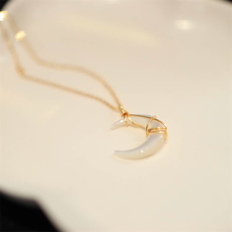 Collier pendentif spirituel croissant de lune en pierre de Tridacna