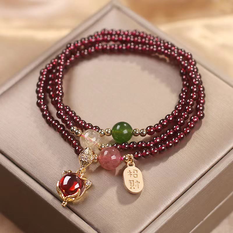 Bracelet triple tour en grenat avec boucle de paix et cristal de guérison