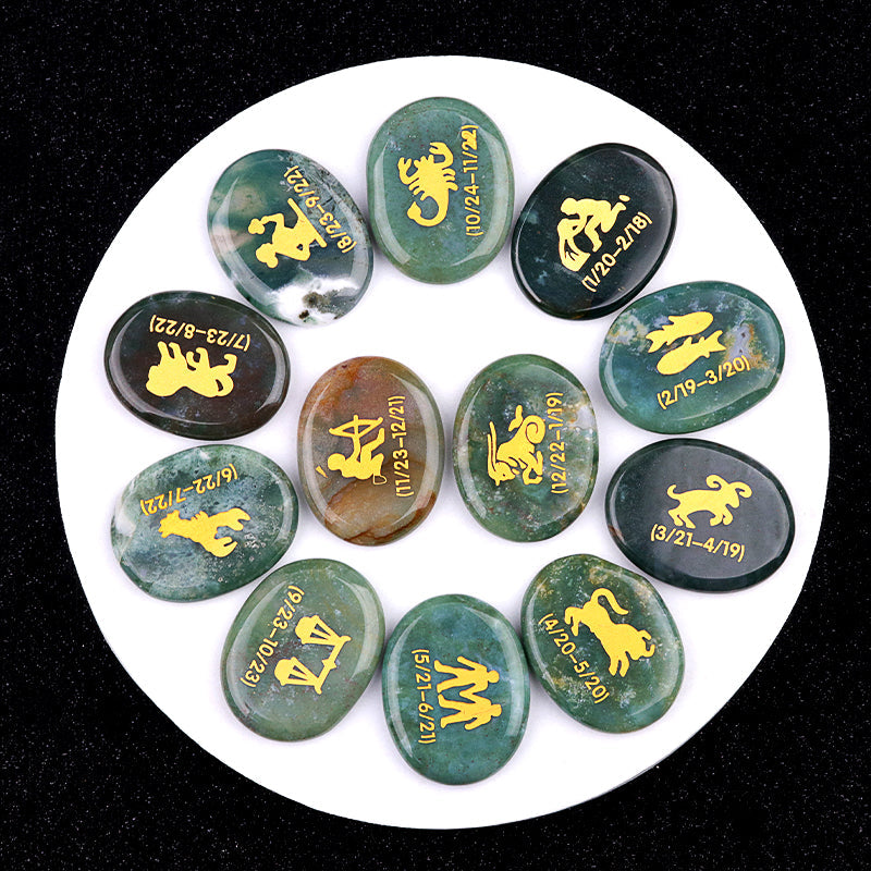 Ensemble de douze pierres de paume en cristal Constellation