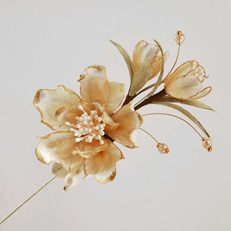 Broche fleur en velours faite main en camélia blanc pour une élégance spirituelle
