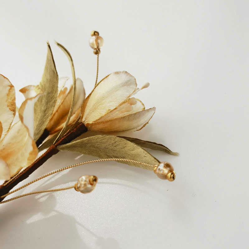 Broche fleur en velours faite main en camélia blanc pour une élégance spirituelle