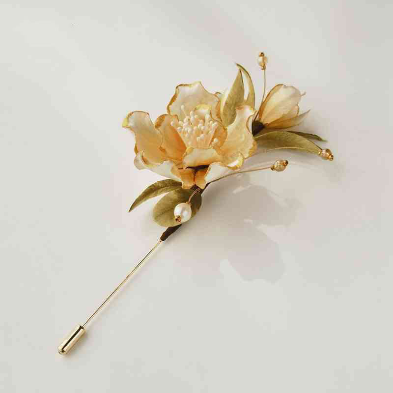 Broche fleur en velours faite main en camélia blanc pour une élégance spirituelle