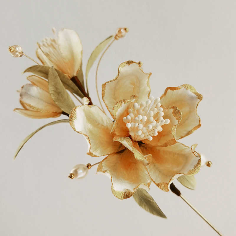 Broche fleur en velours faite main en camélia blanc pour une élégance spirituelle