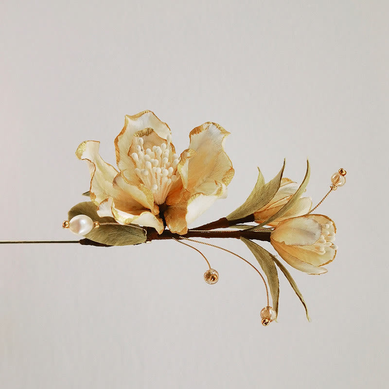 Broche fleur en velours faite main en camélia blanc pour une élégance spirituelle