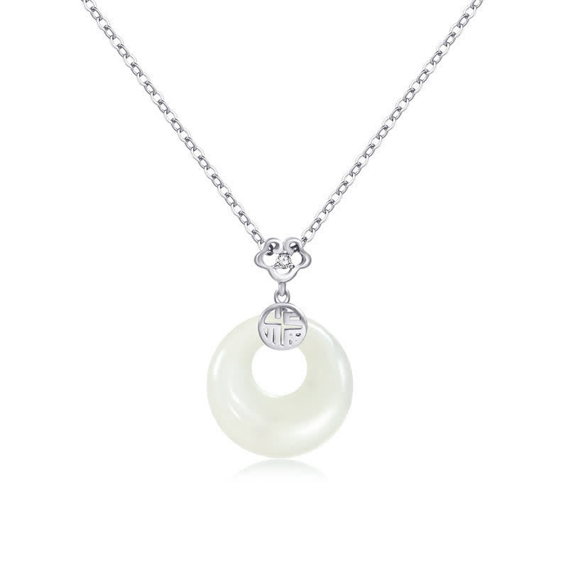 Collier en jade blanc avec boucle de paix pour la protection et la chance