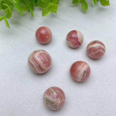 Sphère de cristal de rhodochrosite de 0,6 à 0,8 pouce pour la guérison