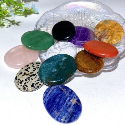 Pierre de paume plate en cristal de 1,7 po pour la méditation