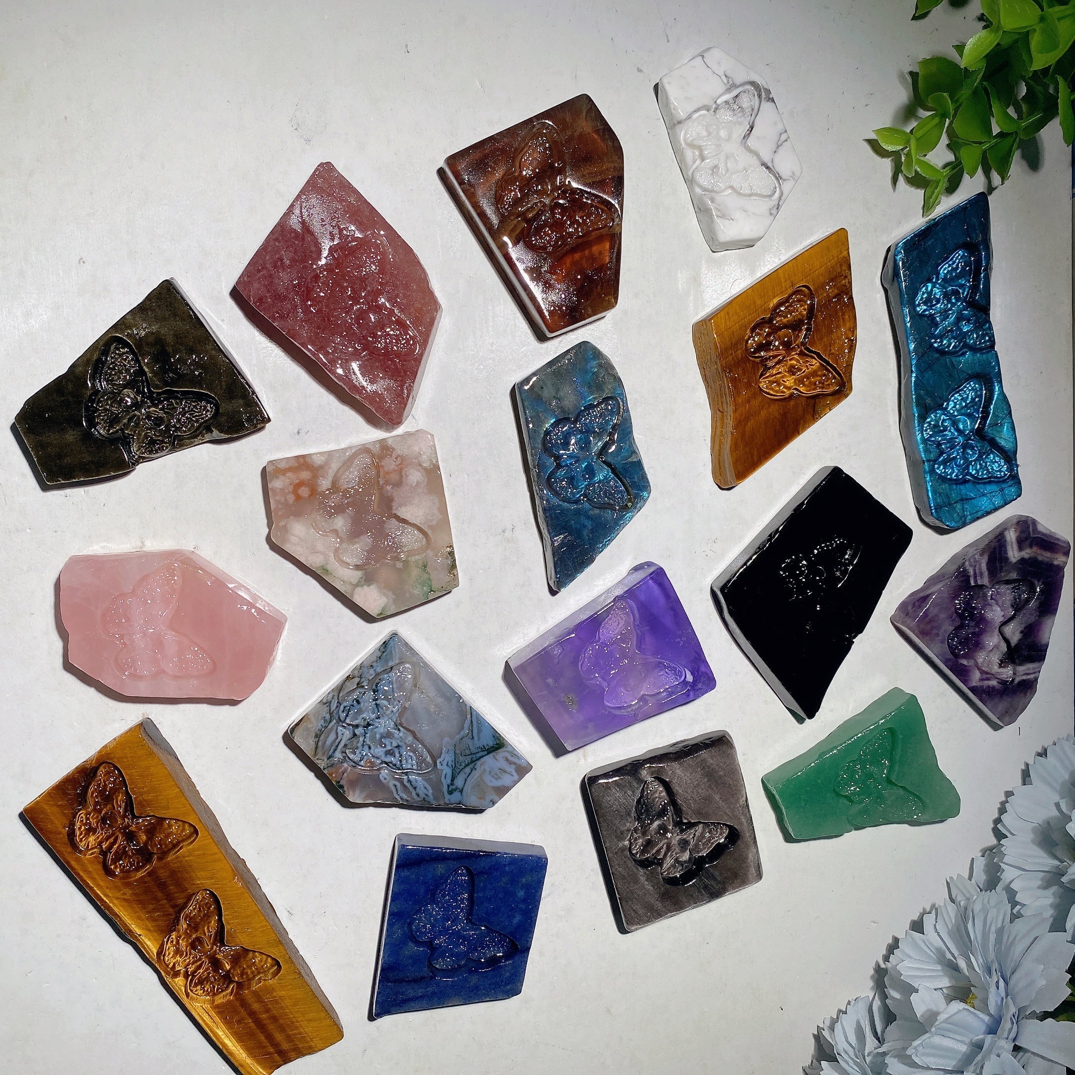 Dalles de cristal mixtes de 1,8 à 2,2 pouces avec sculptures de crânes de papillon