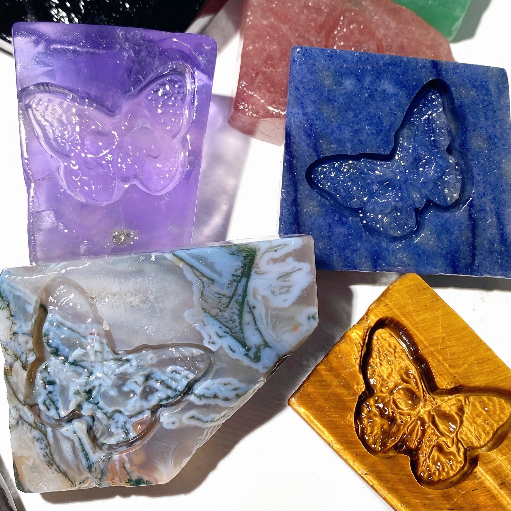 Dalles de cristal mixtes de 1,8 à 2,2 pouces avec sculptures de crânes de papillon