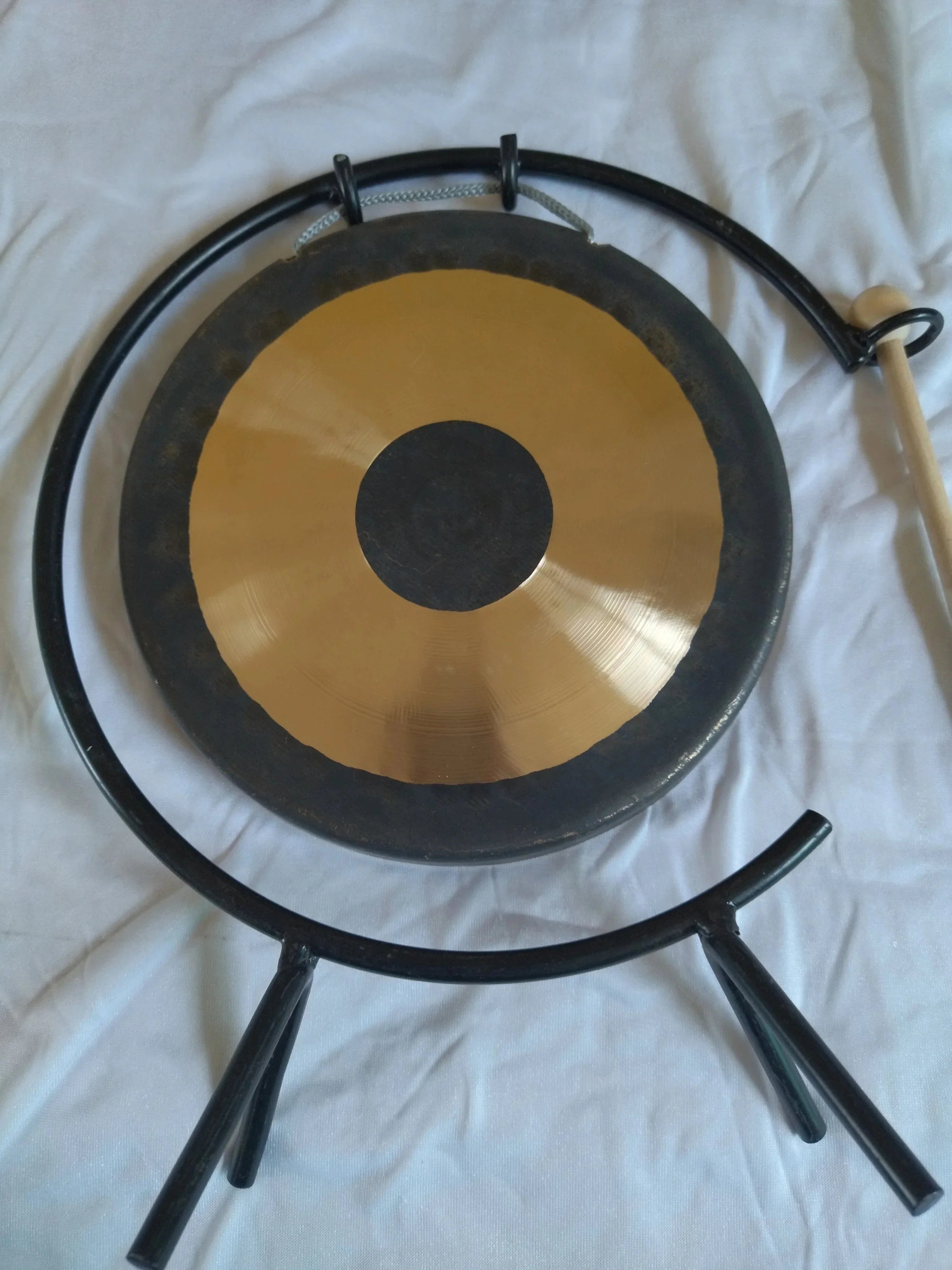 Circular gold-centered gong on a black metal stand, 10 inch Chau Gong with C-Stand