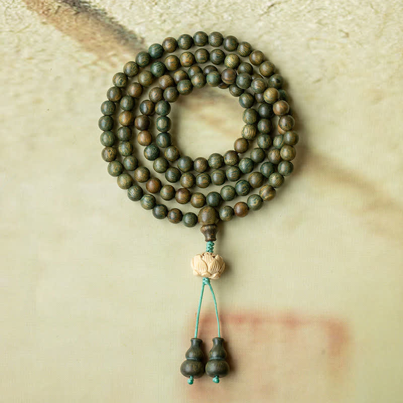 Bracelet Mala 108 perles en bois de santal vert et perles de lotus