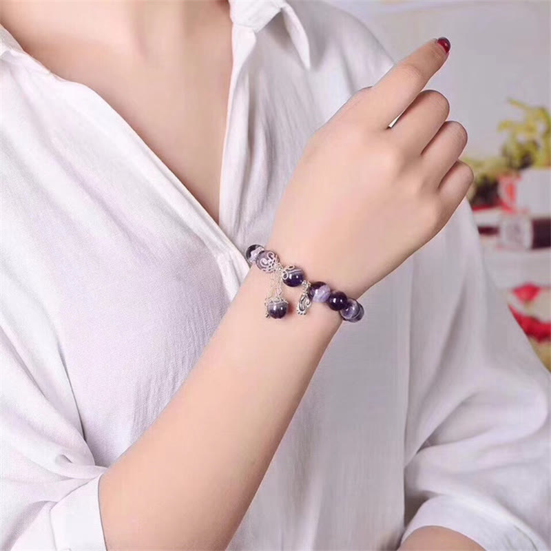 Bracelet en améthyste de 10 mm avec breloque cœur et pieds d'amour