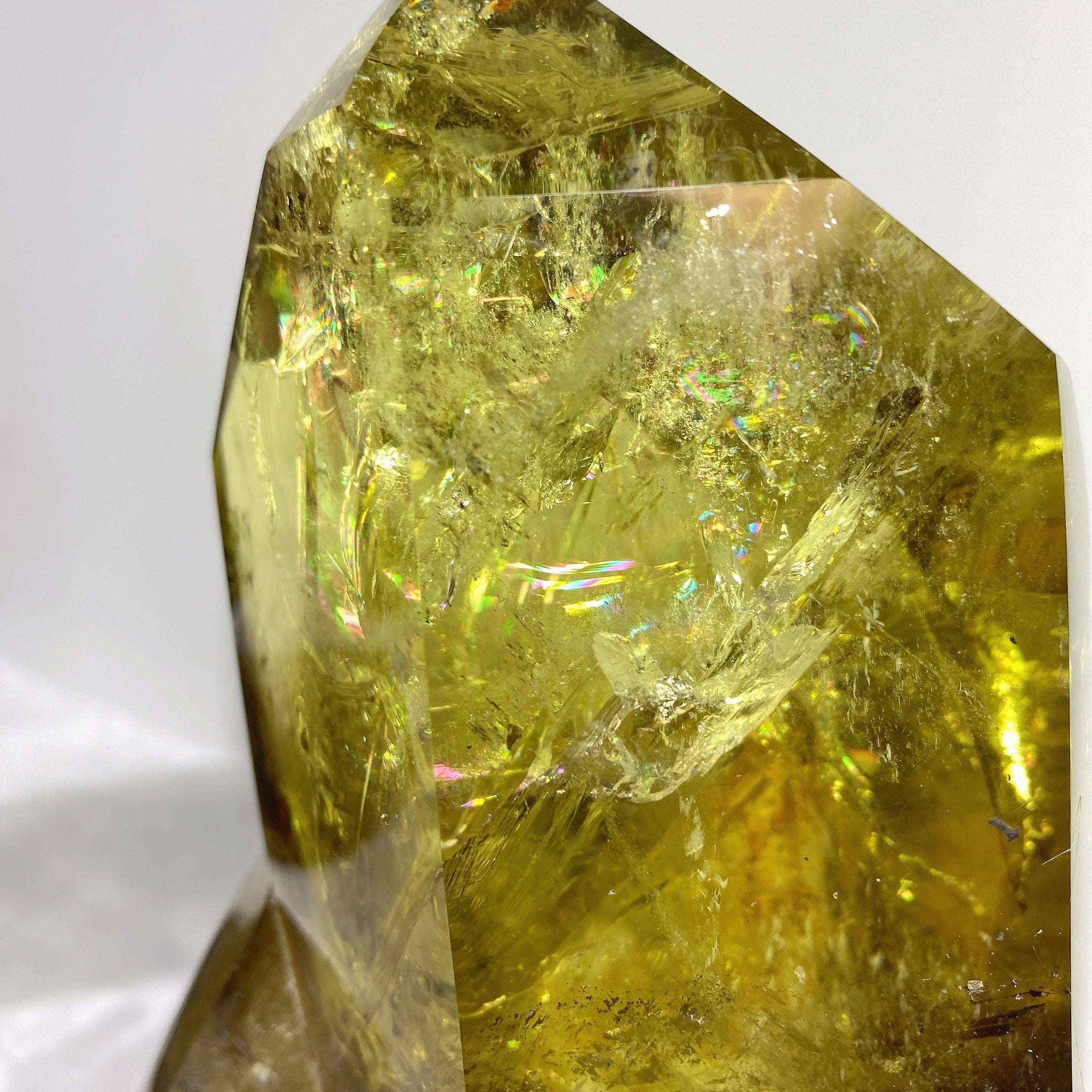 Tour de cristal de citrine arc-en-ciel de 12 cm pour la guérison et l'énergie