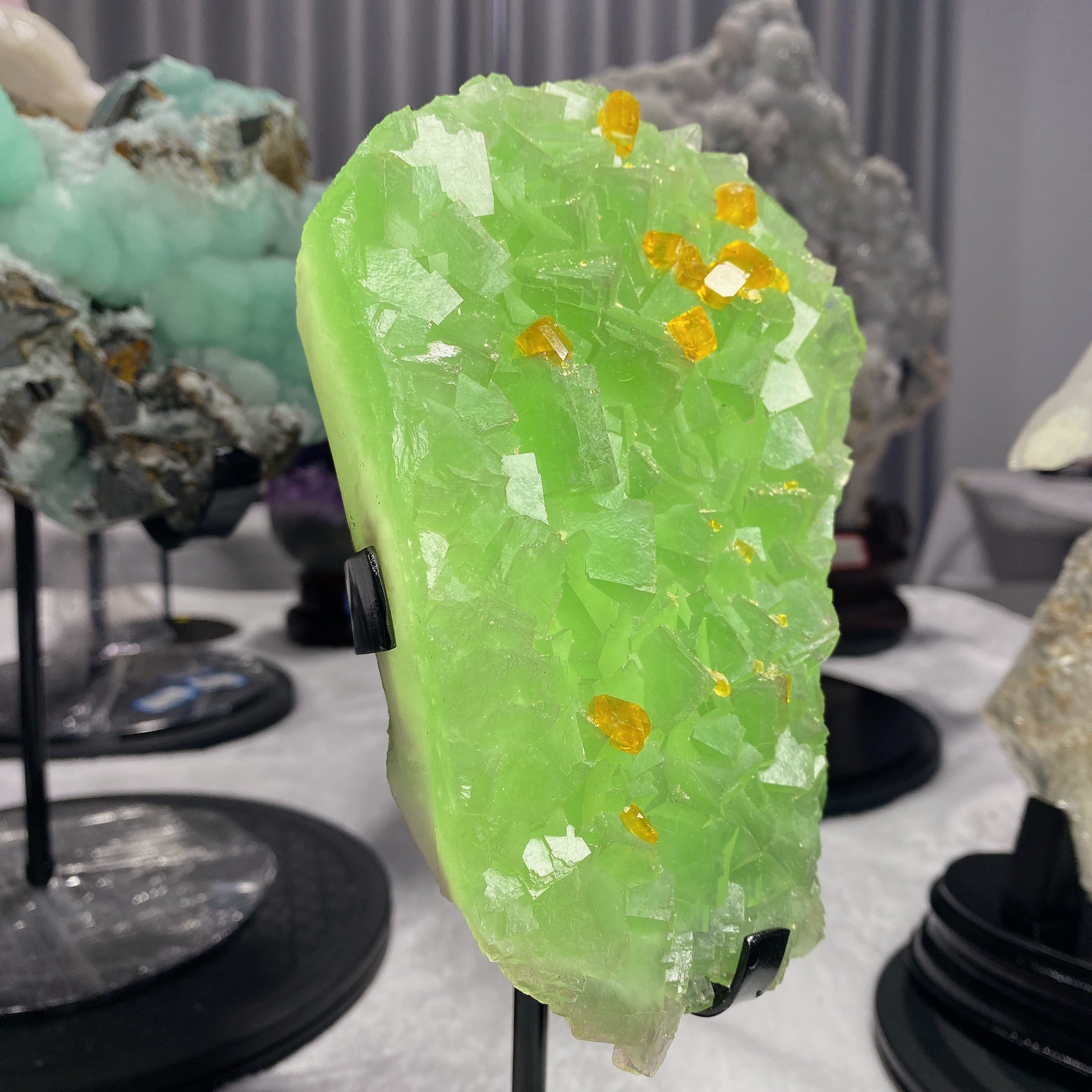 Spécimen de cristal de fluorite verte de 15 cm avec barytine sur support