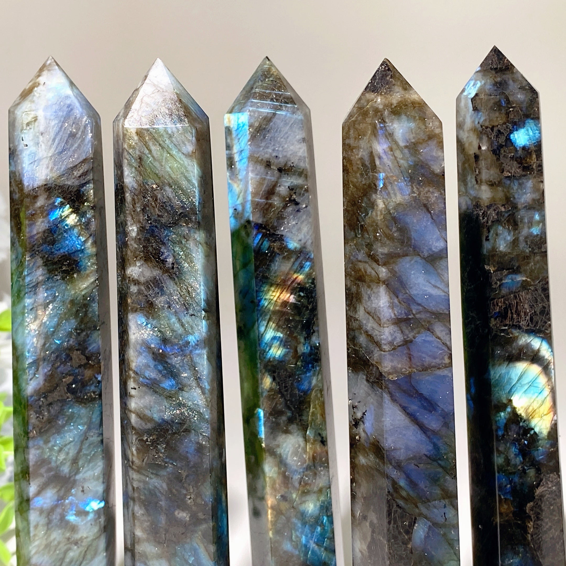 Tour de cristal de guérison en labradorite de 16 à 18 cm pour l'énergie