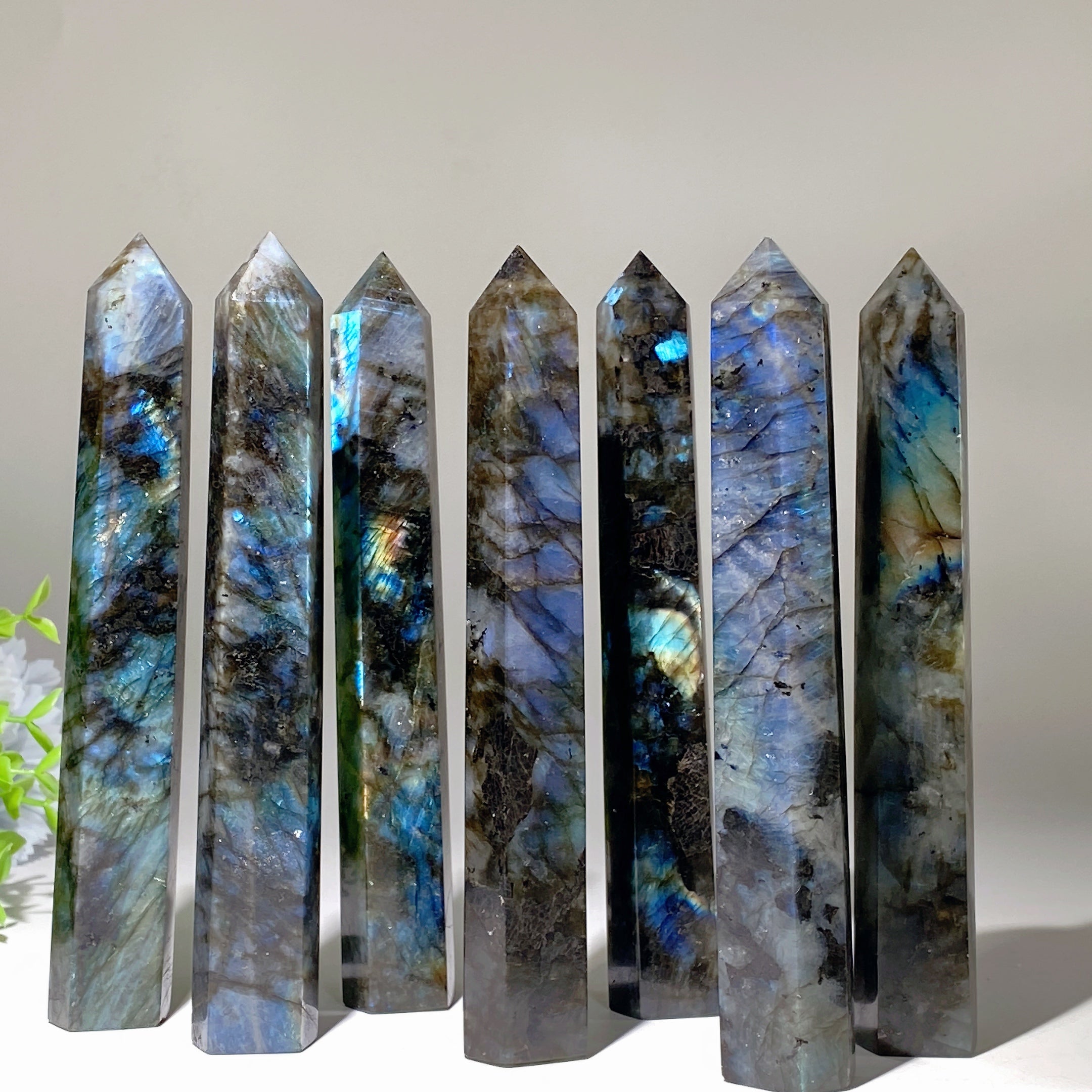 Tour de cristal de guérison en labradorite de 16 à 18 cm pour l'énergie