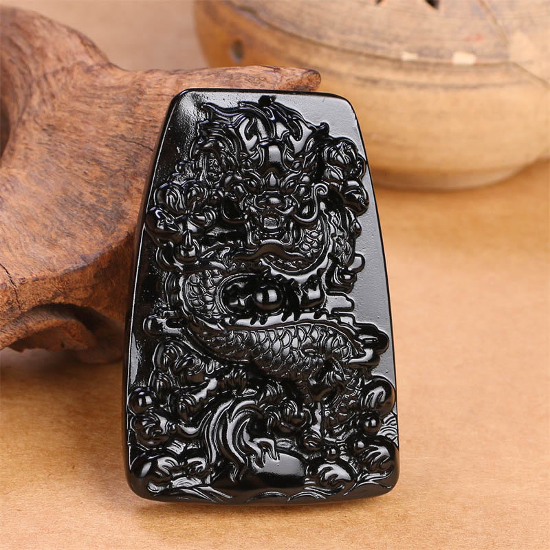Collier en obsidienne noire sculpté avec un dragon pour la chance et la protection