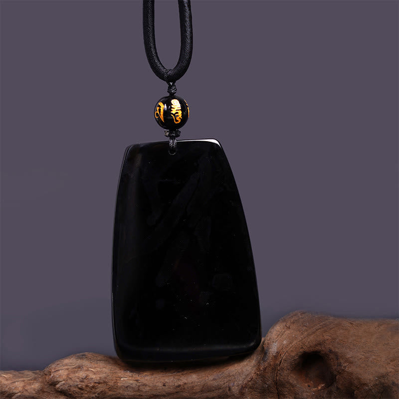 Collier en obsidienne noire sculpté avec un dragon pour la chance et la protection