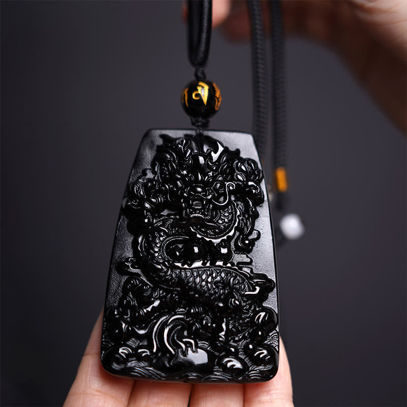Collier en obsidienne noire sculpté avec un dragon pour la chance et la protection