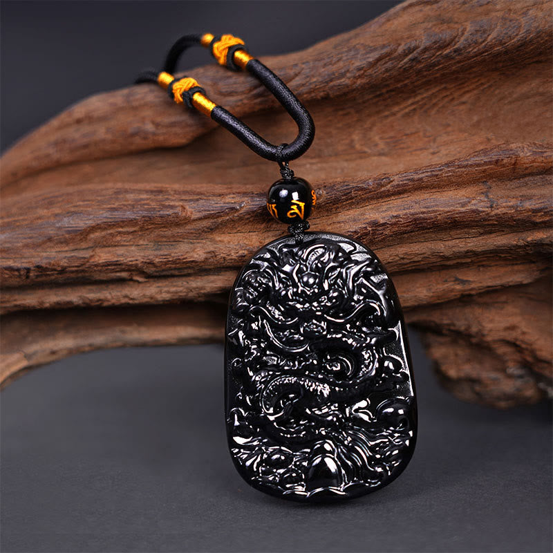 Collier en obsidienne noire sculpté avec un dragon pour la chance et la protection