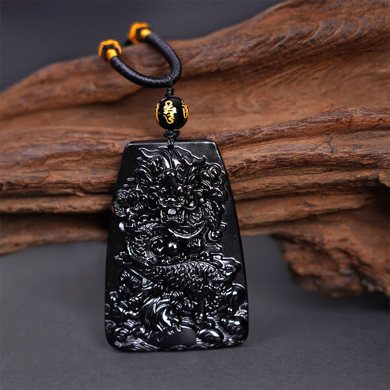 Collier en obsidienne noire sculpté avec un dragon pour la chance et la protection